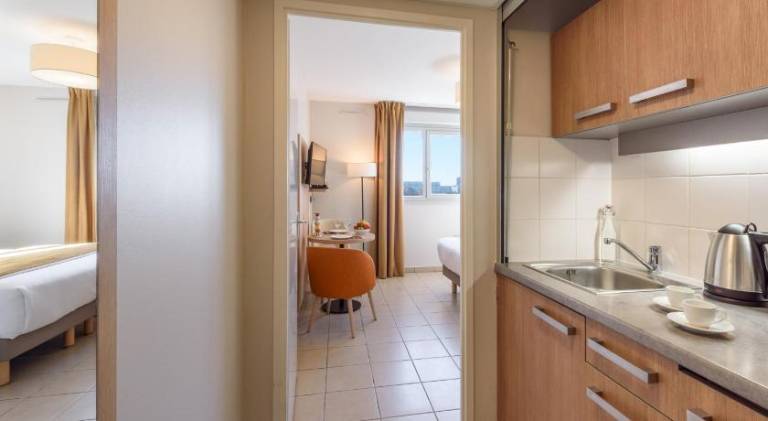 Serviced apartment with pool & patio — photo 4