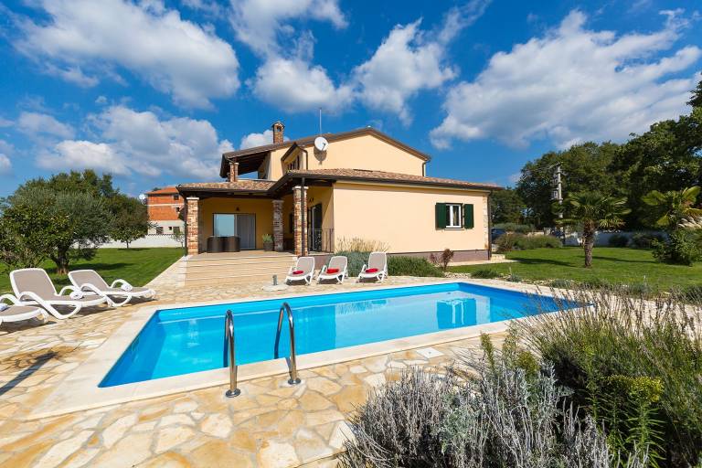 Fully equipped villa with barbeque, patio & private pool | Pets are welcome in Porec