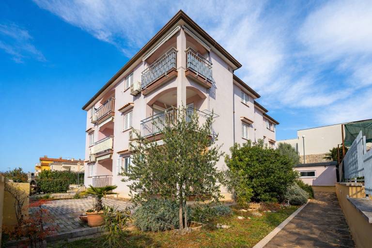Holiday apartment with patio & yard | Pets allowed in Umag