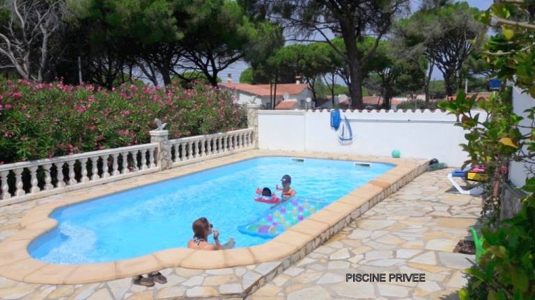 Villa with BBQ, terrace & yard | Pool view — photo 5