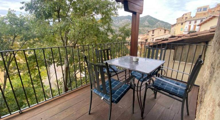 Rental apartment with patio, yard & BBQ — photo 4