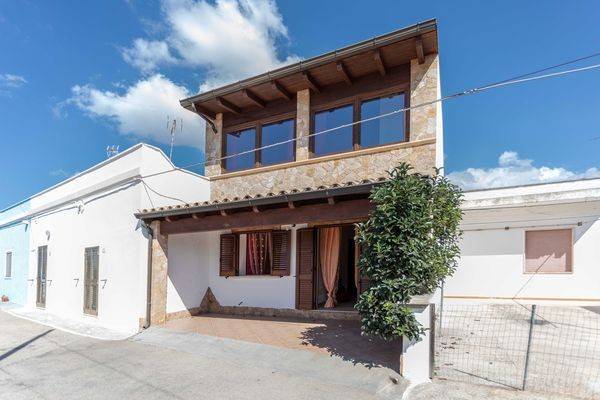 Villa with yard — photo 3