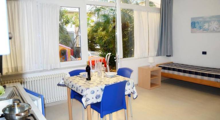 Serviced apartment with yard & patio — photo 4