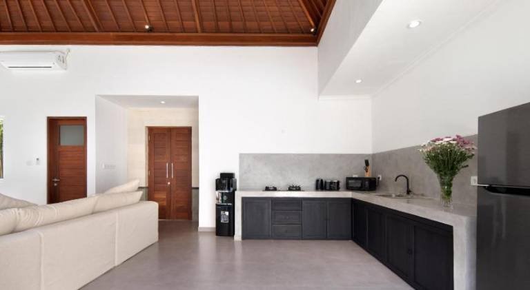 Villa with pool — photo 5