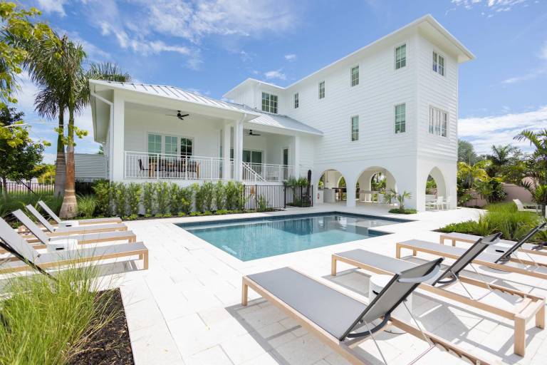 Family-friendly beautiful vacation home with garden, fast internet & BBQ | Sea view | Pet-friendly in Key West, FL