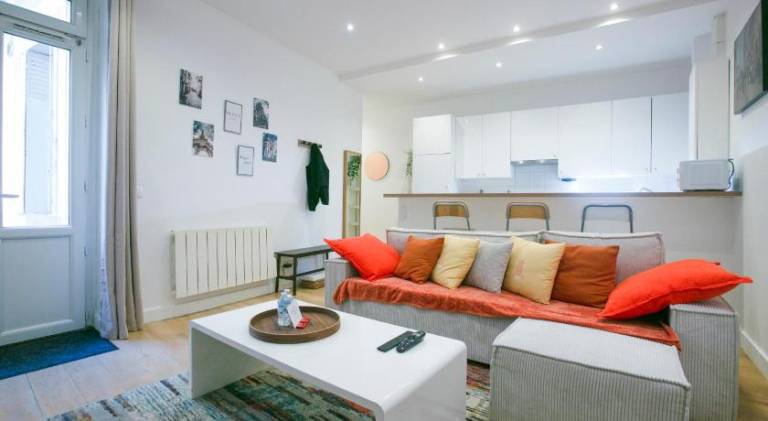 Holiday apartment with 1 room for 6 persons in Montrouge