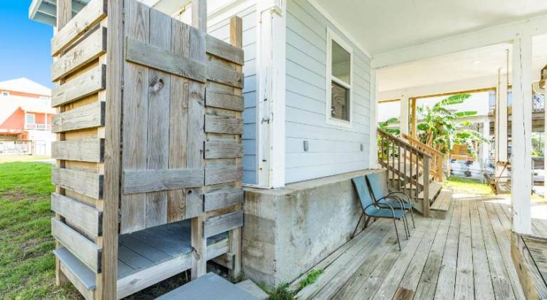 Vacation home with barbeque, yard & pool — photo 5