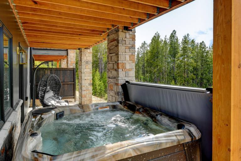 Children-friendly vacation home with patio, hot tub & barbeque | Mountain view | Perfect for remote work | Pet-friendly in Winter Park, CO