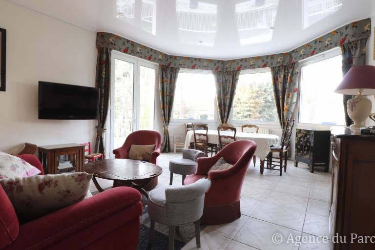 Fully equipped spacious vacation home with yard & patio | Garden view | Beach nearby | Pets are welcome — photo 4