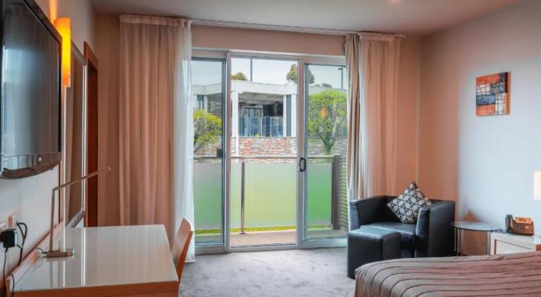 Lynbrook Hotel