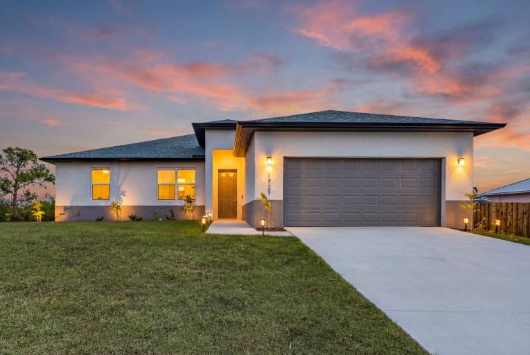 Waterfront Fun, Fishing & Hot Tub Retreat for Families and Friends - Blue Heron Cottage - Roelens in Cape Coral, FL