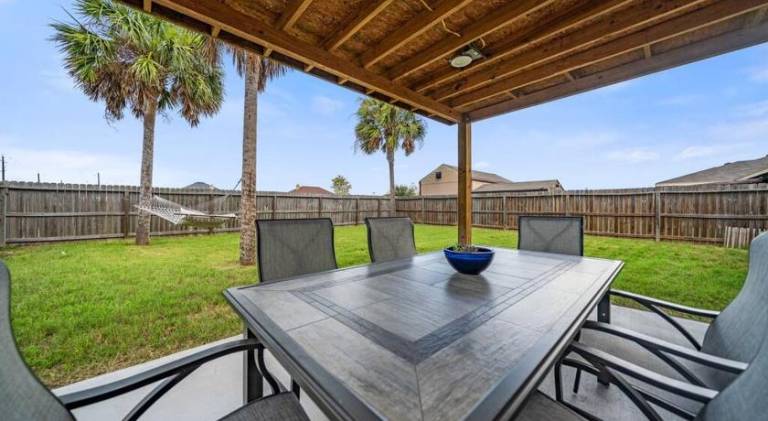 House with patio, yard & BBQ in Corpus Christi, TX