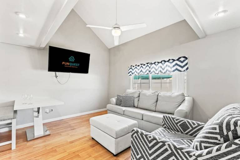Family-friendly pleasant vacation home with yard | Next to the beach | Pets allowed — photo 3
