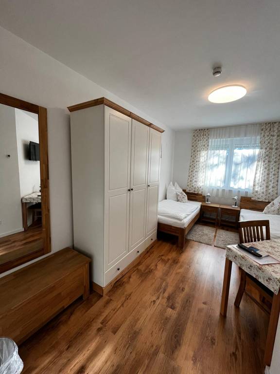 Doppelzimmer Nr 2 mit Dusche WC TV
