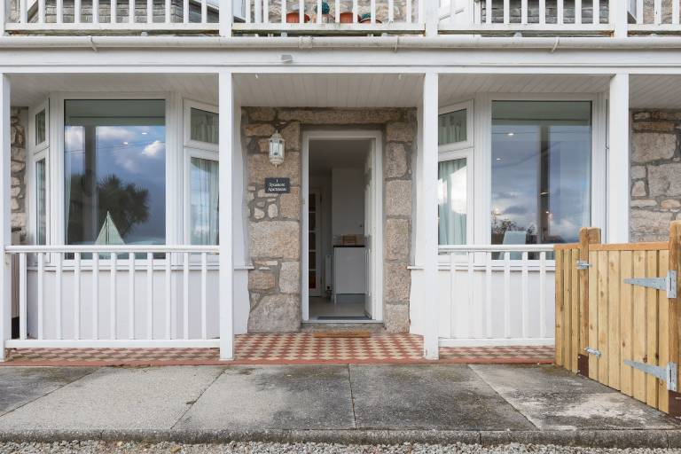 Cottage with garden | Beach view — photo 2
