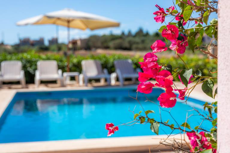 Air-Conditioned Holiday Home by the Sea with Pool, Garden, Terrace & Wi-Fi — photo 4