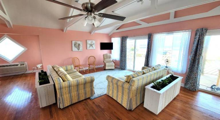 8018 Beach Rd, Semi-Oceanfront, Pool/Hot Tub — photo 3