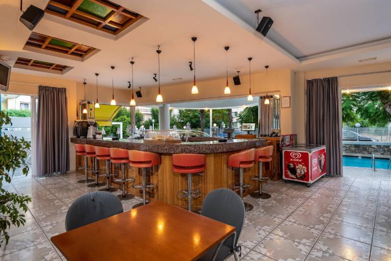 Serviced apartment with pool, yard & terrace — photo 5