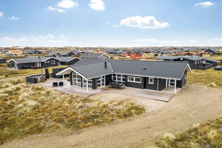 Vacation home with patio, sauna & jacuzzi in Ringkobing