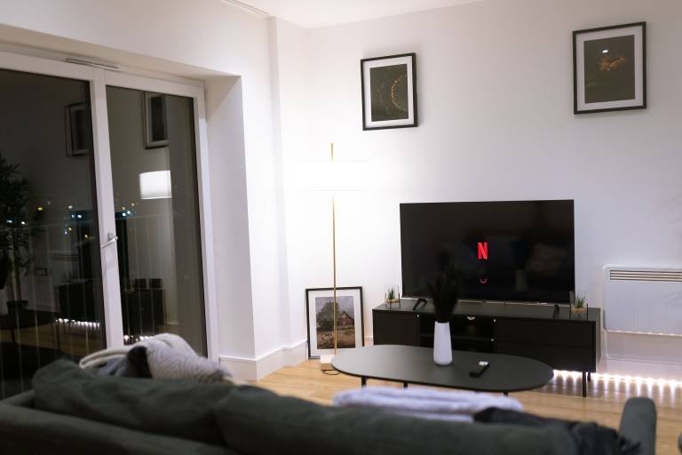 Apartment with patio & hot tub | City view — photo 2