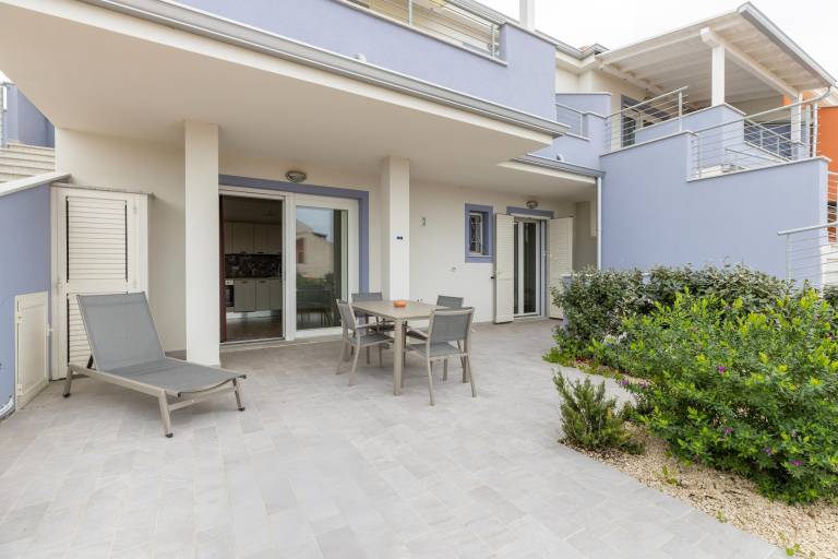 Holiday apartment with patio & yard — photo 2