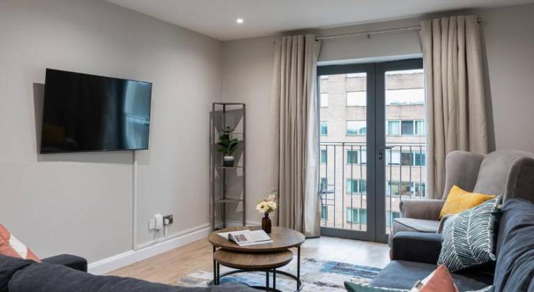 Stylish, Luxury, Parking Sleeps 6, 2-Bath, City Centre in Belfast