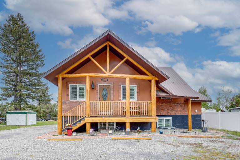 Deck w Hot Tub Ashton Cozy Cub Cabin