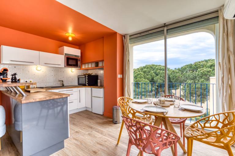 Apartment with patio & barbeque | Garden view — photo 5