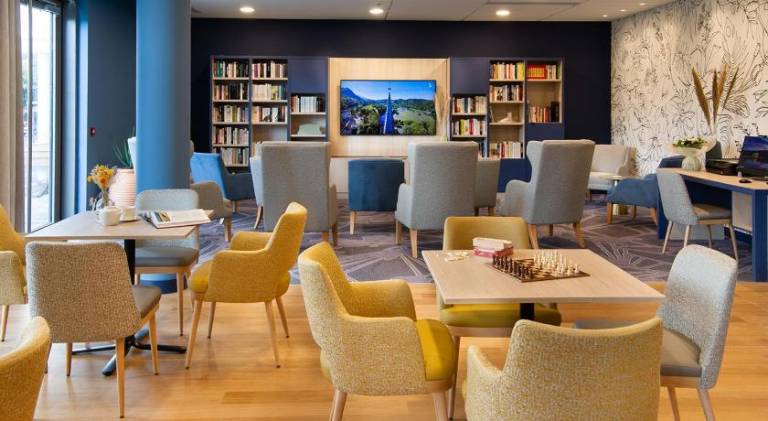 Wonderful serviced apartment with patio, yard & pool | Pet-friendly — photo 2
