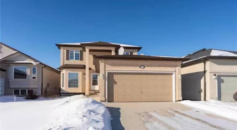 Fully equipped pleasant vacation home with yard & terrace | Perfect for remote work | Dogs allowed in Winnipeg, MB