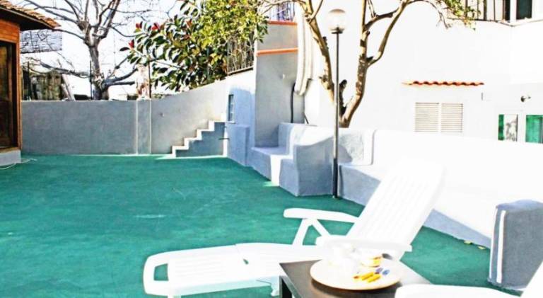 Holiday apartment with terrace & yard — photo 3