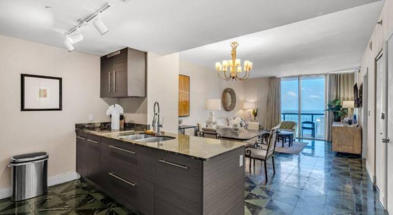 Rental apartment with jacuzzi & pool | Next to Bayfront Park — photo 3
