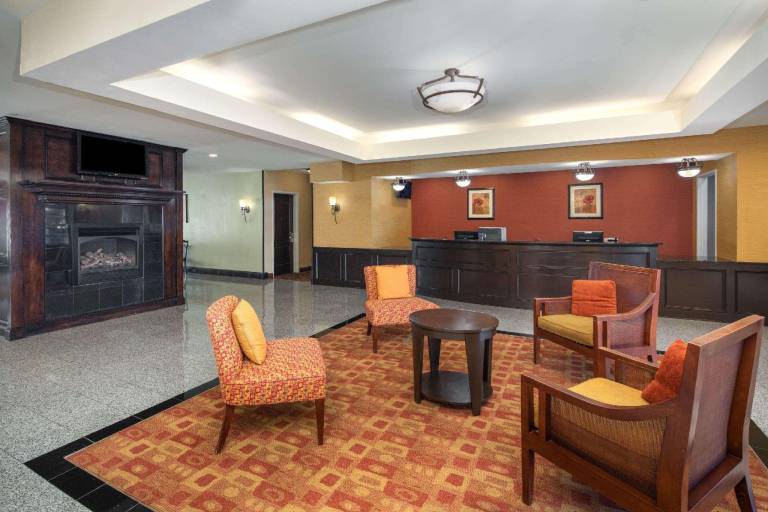 La Quinta Inn & Suites by Wyndham Union City — photo 5