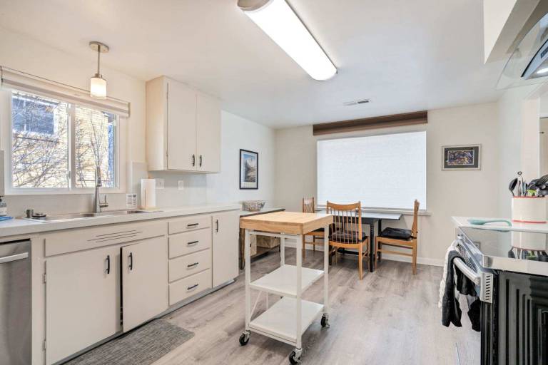 Family-friendly vacation home with yard | Dogs allowed — photo 3