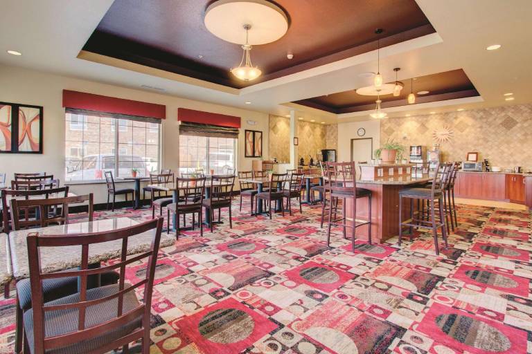 La Quinta Inn & Suites by Wyndham Denver Gateway Park — photo 3