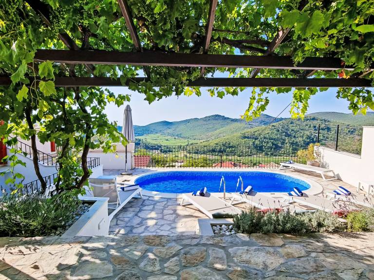 Fully equipped charming vacation home with terrace & private pool | Nature view | Dogs allowed — photo 5