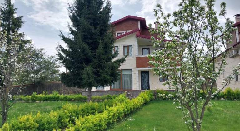 Big garden and sea view villa in Trabzon