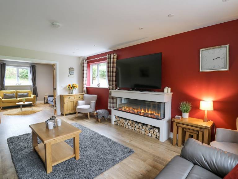 Family-friendly cottage with jacuzzi & yard | Pets are welcome — photo 4