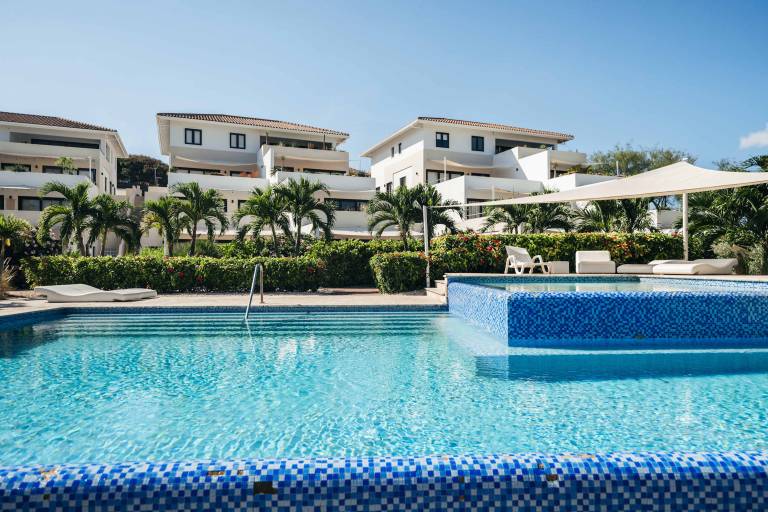 Seabreeze Retreat Stylish Blue Bay Residence