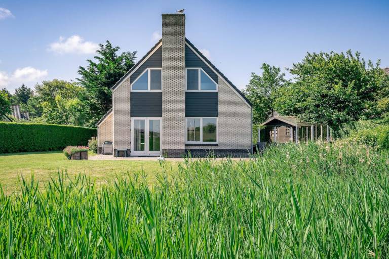 Ferienhaus mit Whirlpool, Garten und Terrasse
