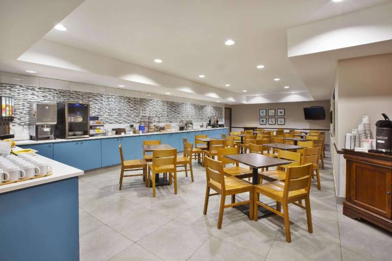 Country Inn & Suites by Radisson, Big Rapids, MI — photo 3