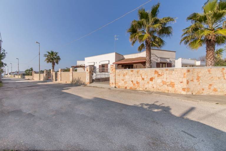 Villa with garden & BBQ | Garden view — photo 4