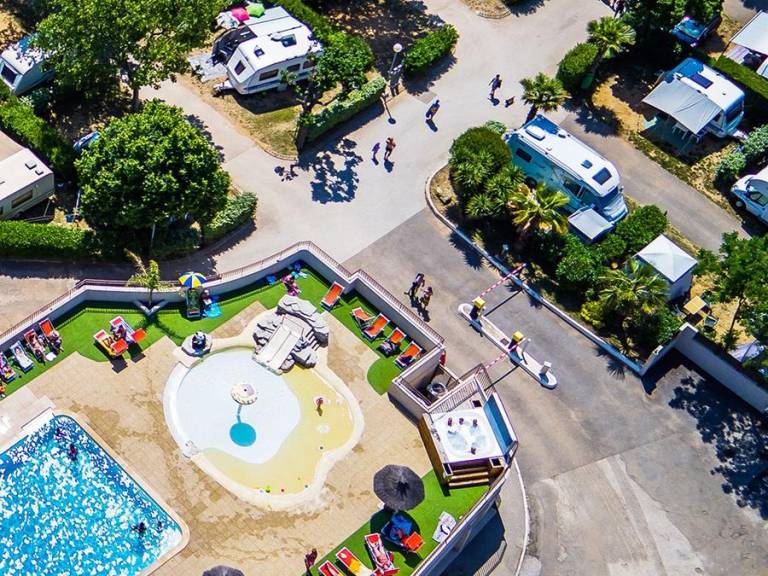 Mobile home with heated pool & terrace — photo 3