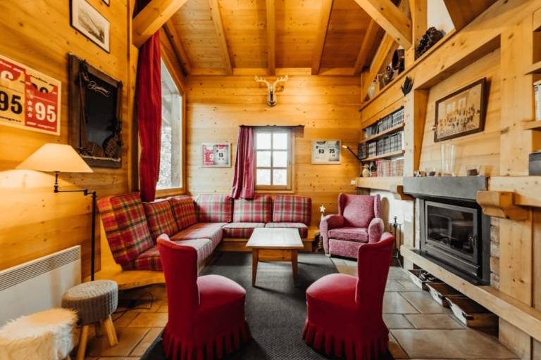 Chalet with yard — photo 2