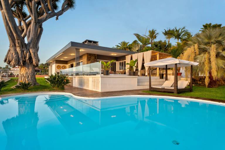 Vacation Home "Villa Bahía de Michel" with Sea View, Pool, Garden & Wi-Fi — photo 2