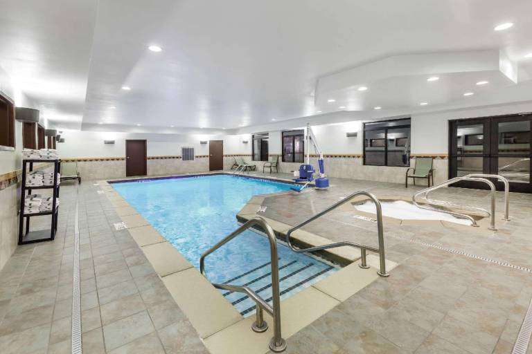 La Quinta Inn & Suites by Wyndham Tulsa Midtown — photo 4