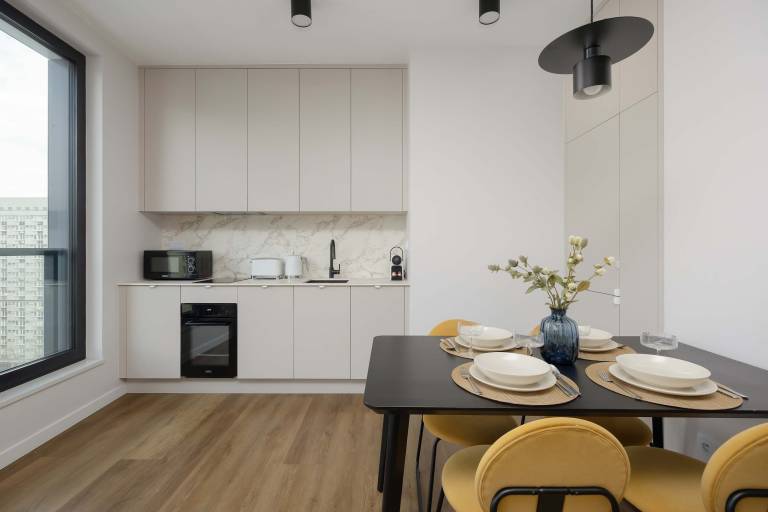 Grzybowska 37 Warszawa Luxury Apartment with Parking Balcony and Desk for Remote Work — photo 4