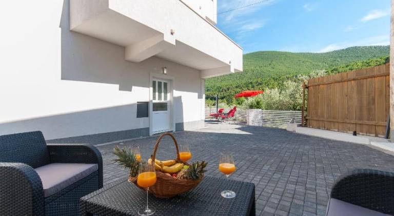 Villa with pool — photo 4