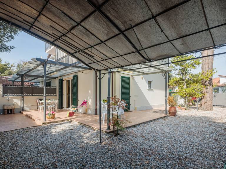 Holiday apartment with yard, patio & BBQ — photo 4
