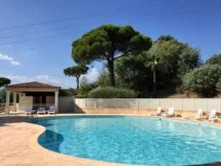 Rental apartment with patio, pool & yard — photo 3